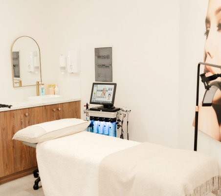 brow wax and tint room